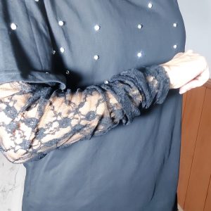 CAMISETA  NEGRA DE BRILLOS DELANTEROS Y MANGA ENCAJE